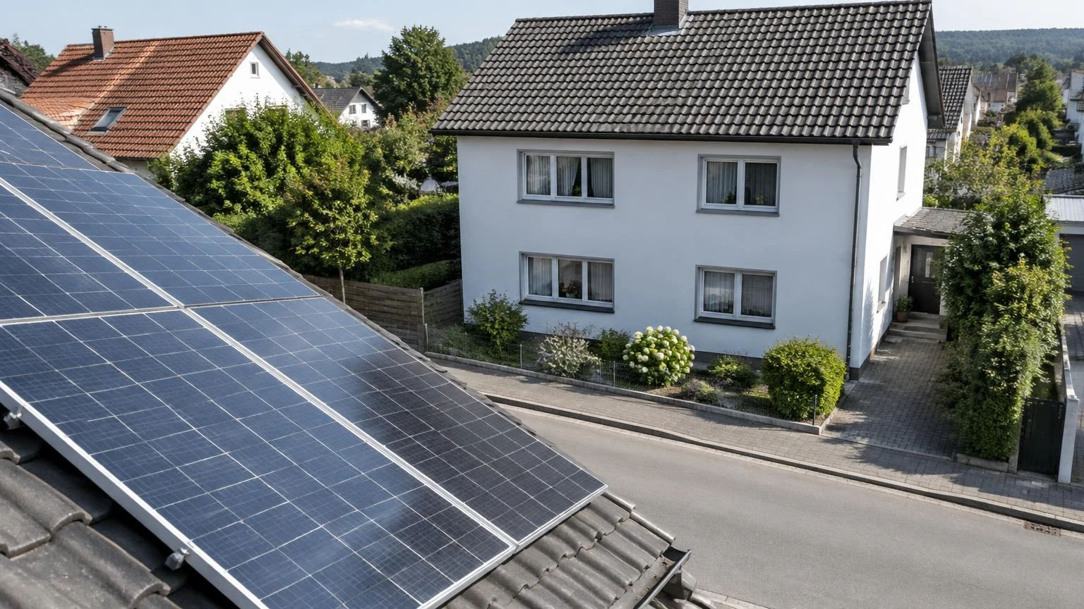 Photovoltaik-Dachanlage gegenüber einem Wohnhaus