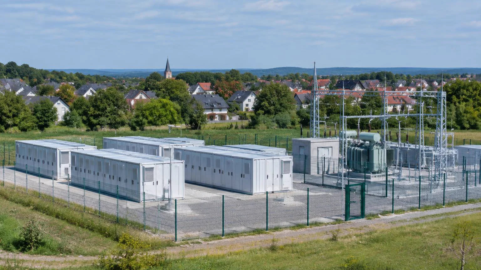 Batteriespeicher und Transformatorstation neben Wohnbebauung